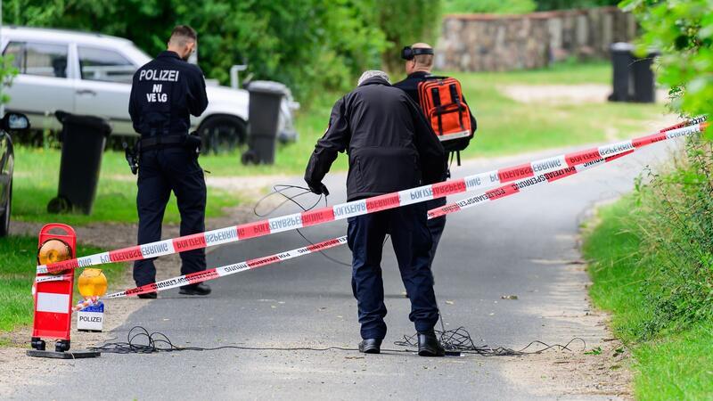 Polizei nimmt mutmaßliche Geldautomatensprenger fest Eine Spezialkraft der Polizei trägt verdächtige Pakete zu einem Sprengplatz, damit sie kontrolliert gesprengt werden können.