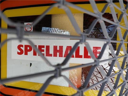 Eine Spielhalle hinter Gittern. Foto: Oliver Berg/dpa/Symbolbild