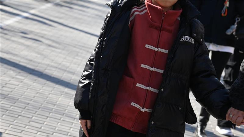 Eine Sportjacke im Tang-Dynastie-Look ist ein wichtiger Teil des Trends. 