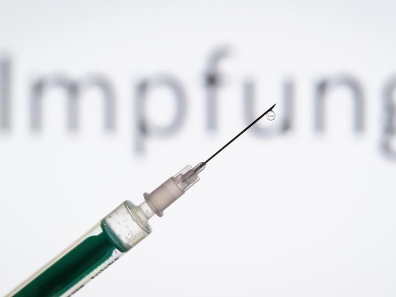 Seniorenheim in Neu Wulmstorf ist jetzt Impfzentrum Eine Spritze wird vor den Schriftzug «Impfung» gehalten. Foto: Friso Gentsch/dpa/Symbolbild