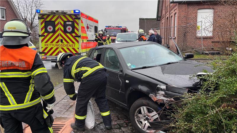 Eine Staderin hat mit ihrem Auto ein historisches Bauernhaus in Jork gerammt.
