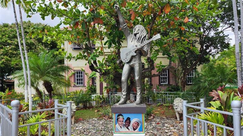 Eine Statue Bob Marleys steht vor seinem ehemaligen Haus auf Jamaika, das heute ein Museum ist. (Archivbild)