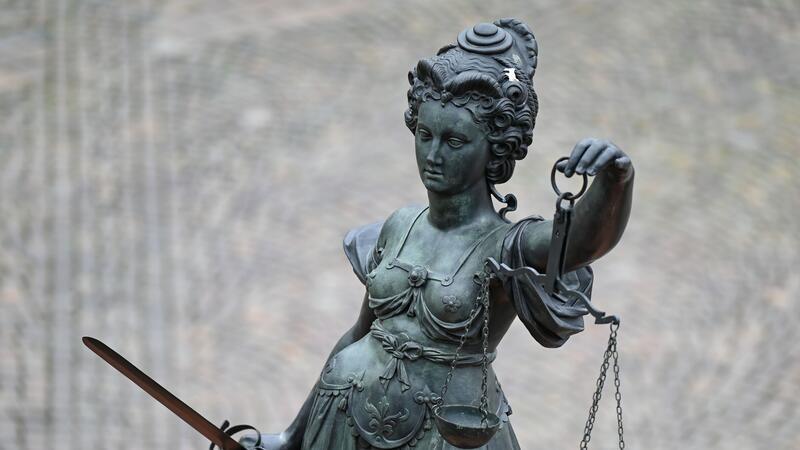 Frau greift Rettungssanitäter an: Sechs Monate Bewährung Eine Statue der Justitia hält eine Waage und ein Schwert in der Hand.