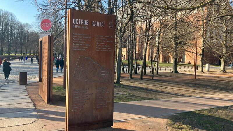 Eine Steinstele mit der Aufschrift Kant-Insel in Kaliningrad.