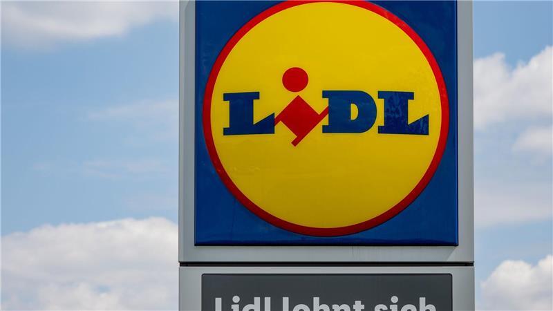 Lidl und Kaufland wachsen: Mehr Filialen, mehr Investitionen Eine Stele mit dem Logo des Discounters Lidl steht vor einer Filiale in Leipzig.