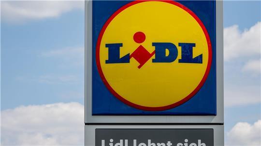 Eine Stele mit dem Logo des Discounters Lidl steht vor einer Filiale in Leipzig.