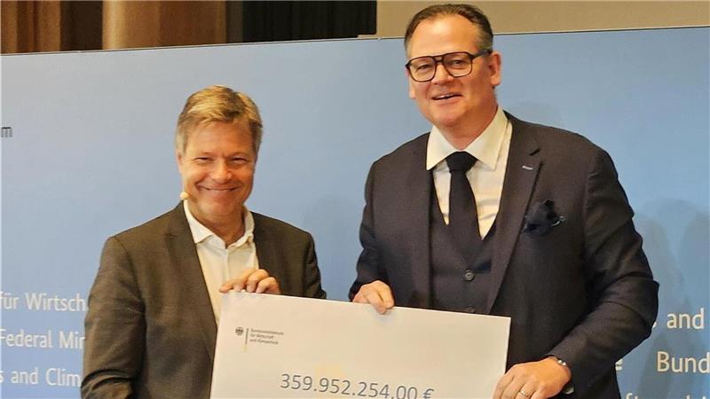 Eine Sternstunde für Glencore Nordenham: Der damalige Wirtschaftsminister Robert Habeck (links) überreicht Glencore-Geschäftsführer Thomas Hüser einen Förderbescheid über 360 Millionen Euro für den ökologischen Umbau der Bleihütte. Bleibt dieses Geld nun liegen, weil Glencore den Umbau nicht mehr vorfinanzieren will oder kann?