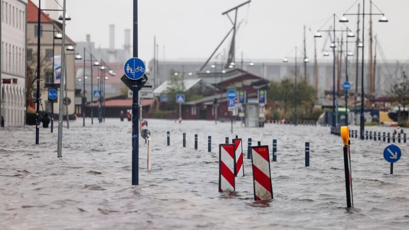 Eine Straße am Hafen ist überflutet.