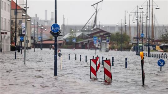 Eine Straße am Hafen ist überflutet.