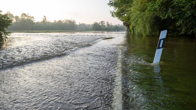 Hochwasser in Süddeutschland bleibt kritisch Eine Straße führt in das Überschwemmungsgebiet des Donaurieds.
