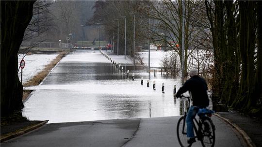 Eine Straße im Bremer Ortsteil Borgfeld steht bereits unter Wasser.