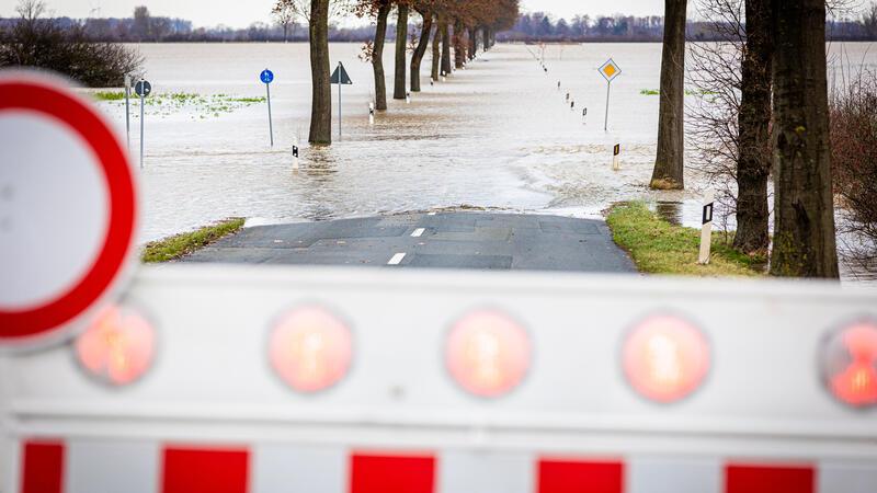 Stader Retter im Hochwassergebiet: Hektische Stunden und Ärger mit Autofahrer Eine Straße im Landkreis Nienburg/Weser ist überschwemmt.
