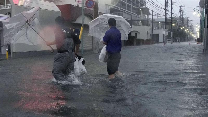 Mindestens vier Tote in Japan durch Taifun Eine Straße in Ichikawa in der Nähe von Tokio ist aufgrund des Taifuns „Dujuan“ überflutet.