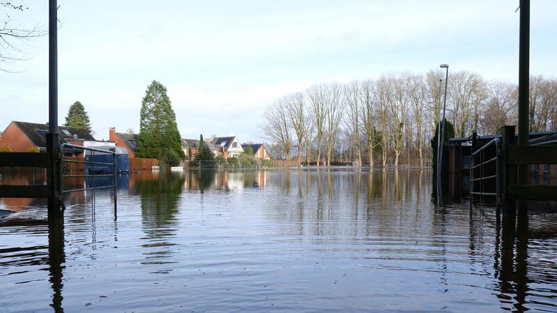 Kurze Regenpause über den Jahreswechsel in Niedersachsen Eine Straße in Lilienthal ist überflutet. Hier ist die Wümme nach starken Regenfällen über die Ufer getreten.