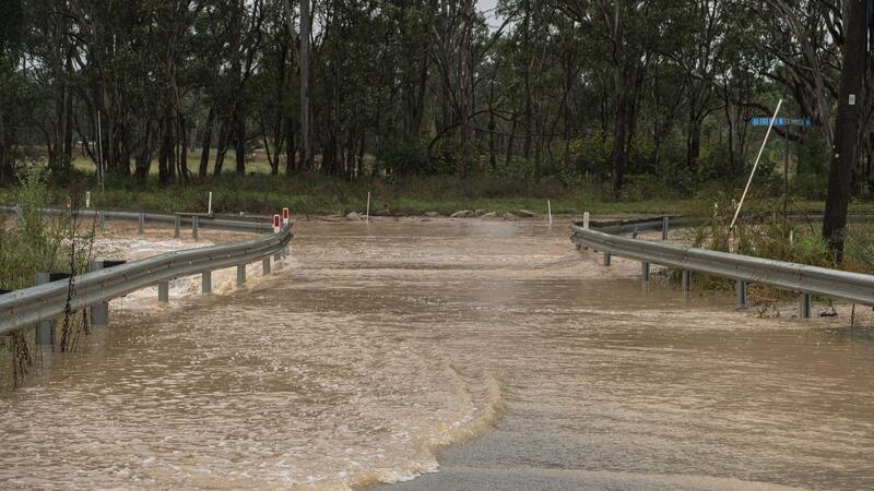 Regenchaos in Sydney: Wohnviertel versinken im Wasser Eine Straße ist in Vineyard in Sydney nach Regenfällen überschwemmt.