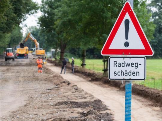 Eine Straße und ein Radweg werden erneuert. Foto: Julian Stratenschulte/dpa/Archivbild