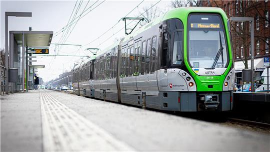 Eine Straßenbahn erfasst am Morgen eine Fußgängerin in Hannover. (Archivbild)