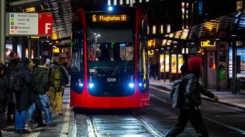 Eine Straßenbahn steht an der Haltestelle Hauptbahnhof in Bremen.