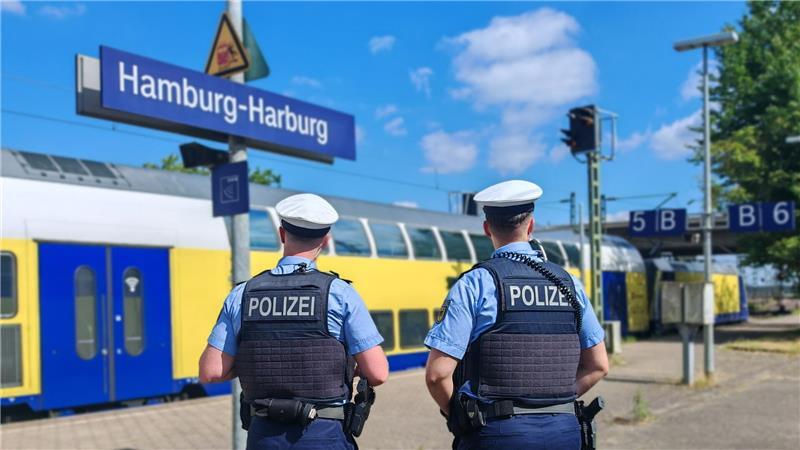 Eine Streife der Bundespolizei am Bahnsteig am Bahnhof Harburg.