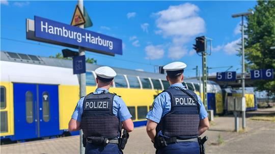 Eine Streife der Bundespolizei am Bahnsteig am Bahnhof Harburg.