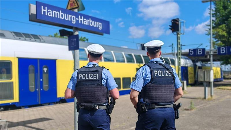 Eine Streife der Bundespolizei am Bahnsteig am Bahnhof Harburg-.Foto-Quelle: Bundespolizei