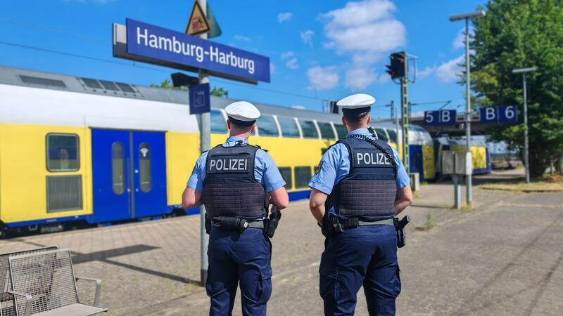 Eine Streife der Bundespolizei am Bahnsteig des Harburger Bahnhofs (Symbolbild).