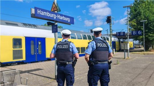 Eine Streife der Bundespolizei empfing den Betrunkenen am Bahnhof Harburg (Symbolbild).