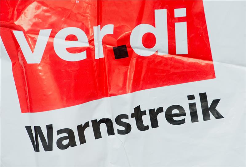 Verdi ruft erneut zu Kita-Warnstreiks in Niedersachsen und Bremen auf Eine Streikweste mit der Aufschrift "Warnstreik" und dem Logo der Dienstleistungsgewerkschaft Verdi. Foto: Stefan Sauer/ZB/dpa
