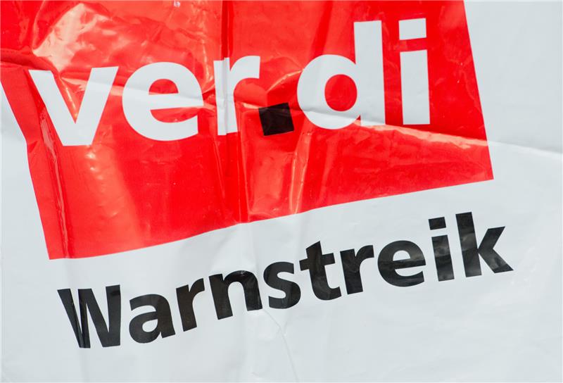 Eine Streikweste mit der Aufschrift "Warnstreik" und dem Logo der Dienstleistungsgewerkschaft Verdi. Foto: Stefan Sauer/ZB/dpa
