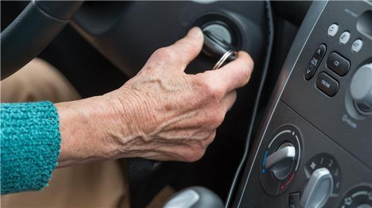Studie: Ältere verursachen Unfälle oft wegen Notfällen Eine Studie hat herausgefunden, was Ursachen für Verkehrsunfälle Älterer sind. (Symbolbild)