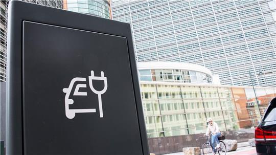 Eine Studie sieht die europäische Autoindustrie auf gutem Weg zu mehr Elektromobilität und warnt vor den Auswirkungen durch Verzögerungen. (Archivbild)  