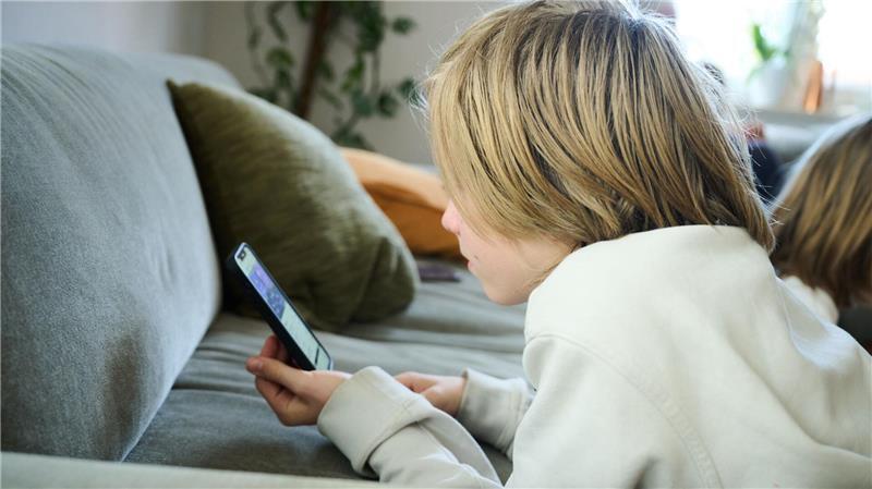 Umfrage: Eltern setzen bei Wertevermittlung auch auf KI Eine Studie untersucht den Einzug von KI im privaten Alltag auch mit Blick auf Erziehungsfragen. (Archivbild)