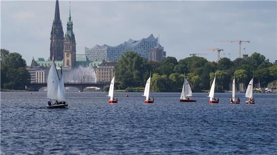 Eine Studie zum schnelleren Erreichen der Klimaziele in Hamburg sorgt für Diskussionen. (Symbolbild)