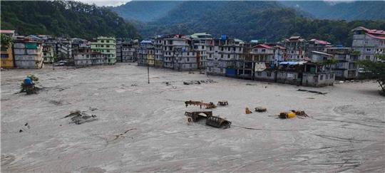 Eine Sturzflut hat den indischen Bundesstaat Sikkim verwüstet.