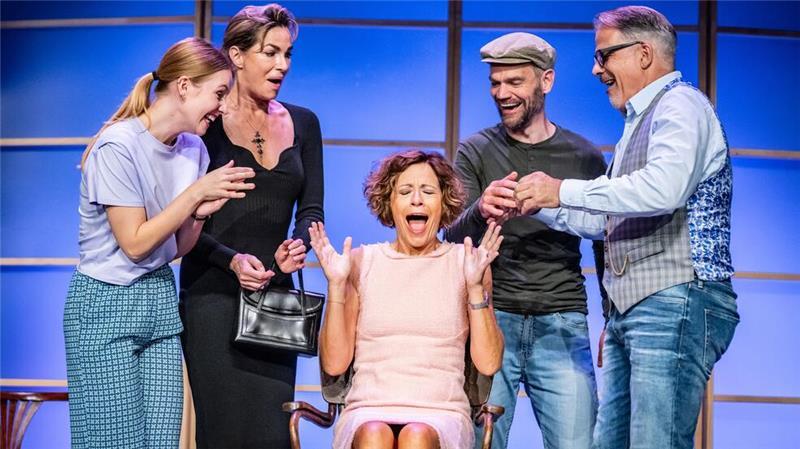 Komödiantische Seelenmassage mit Karsten Speck und Alexandra Kamp Eine Szene aus der turbulenten Komödie "Toc Toc".