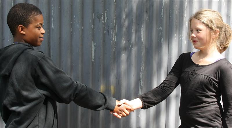 Eine Szene der Ausbildung (von links): Wesley Kruin, der inzwischen auch Schülersprecher ist, reicht Ester Theivagt die Hand.