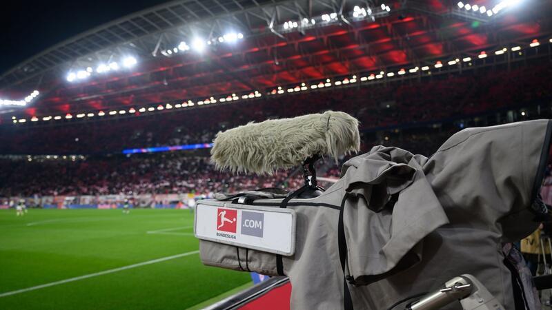 TV-Rechte-Streit von DAZN und DFL wird schärfer Eine TV-Kamera steht am Spielfeldrand.