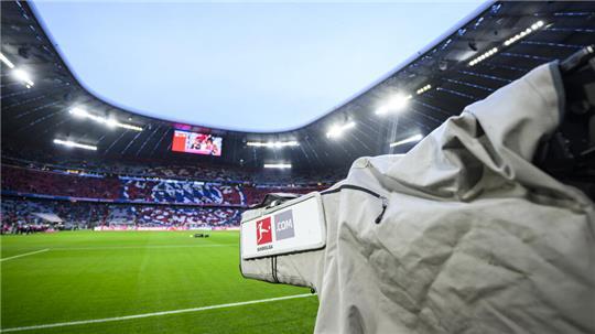 Eine TV-Kamera steht vor dem Fußballspiel in der Münchener Allianz-Arena. Der Verkauf der TV-Rechte startet jetzt ein zweites Mal.