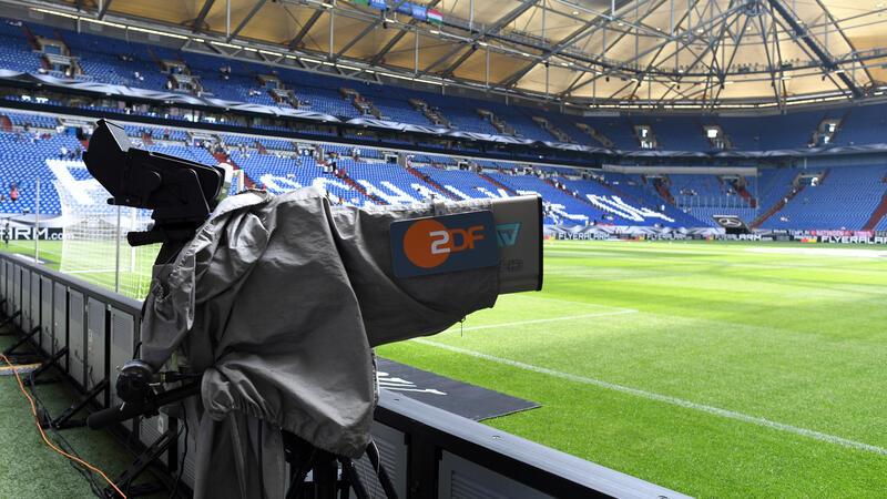 Alle EM-Spiele im Überblick – und wo sie im TV zu sehen sind Eine TV-Kamera vom ZDF steht an der Seitenlinie. Der öffentlich-rechtliche TV-Sender überträgt das erste Länderspiel der deutschen Fußball-Nationalmannschaft 2023.