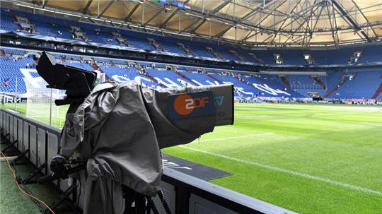 Eine TV-Kamera vom ZDF steht an der Seitenlinie. Der öffentlich-rechtliche TV-Sender überträgt das erste Länderspiel der deutschen Fußball-Nationalmannschaft 2023.