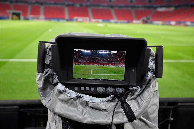 Eine TV-Kamera filmt in einem Fußballstadion. Foto: Marton Monus/dpa