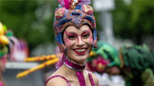 Eine Tänzerin beim 26. Karneval der Kulturen in Berlin.