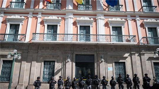 Eine Tag nach dem Putschversuche schützen Sicherheitskräfte den Regierungspalast im bolivianischen La Paz