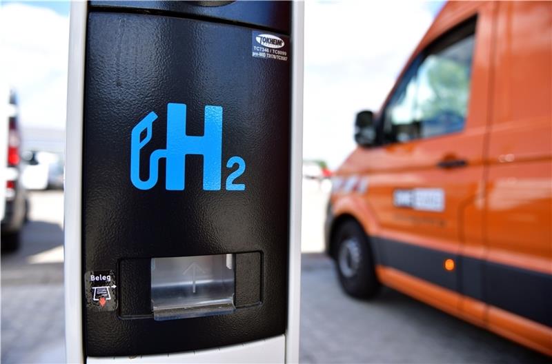 Eine Tankstelle für Wasserstoff. Buxtehude hat überprüfen lassen, ob der städtische Fuhrpark auf mit Wasserstoff betriebene Fahrzeuge umgestellt werden könnte. Das ist aktuell aber noch nicht möglich. Foto: Martin Schutt/dpa-Zentralbild/dpa