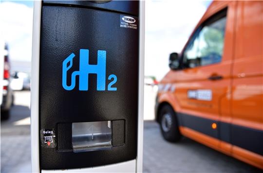 Eine Tankstelle für Wasserstoff. Buxtehude hat überprüfen lassen, ob der städtische Fuhrpark auf mit Wasserstoff betriebene Fahrzeuge umgestellt werden könnte. Das ist aktuell aber noch nicht möglich. Foto: Martin Schutt/dpa-Zentralbild/dpa