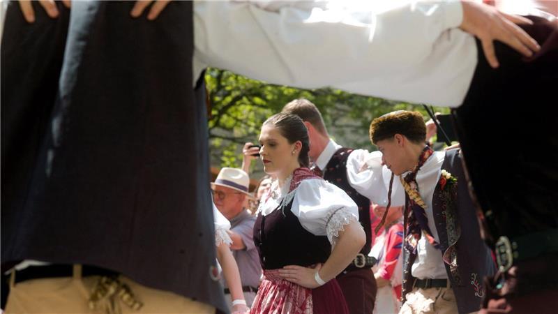 Protest und Dialog: Sudetendeutsche treffen sich in Brünn Eine Tanzgruppe und Volksmusik sorgten beim Dialogfestival „Meeting Brno“ für gute Stimmung.