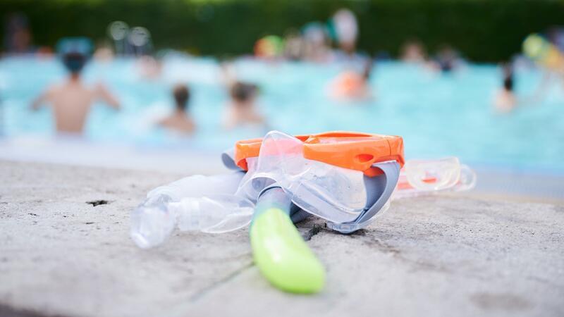 Bäderland bereitet Hamburger Freibäder auf Saisonstart vor Eine Taucherbrille und Schnorchel liegen in einem Schwimmbad am Beckenrand.