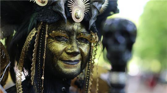 Eine Teilnehmerin beim Wave-Gotik-Treffen in Leipzig.