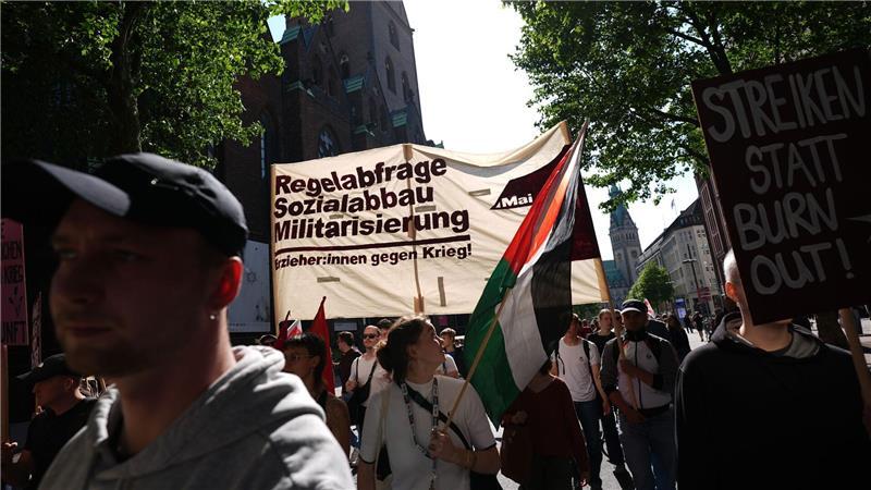 Demonstration gegen Regelanfrage beim Verfassungsschutz Eine Teilnehmerin der Demonstration trägt eine Palästinenser-Fahne.
