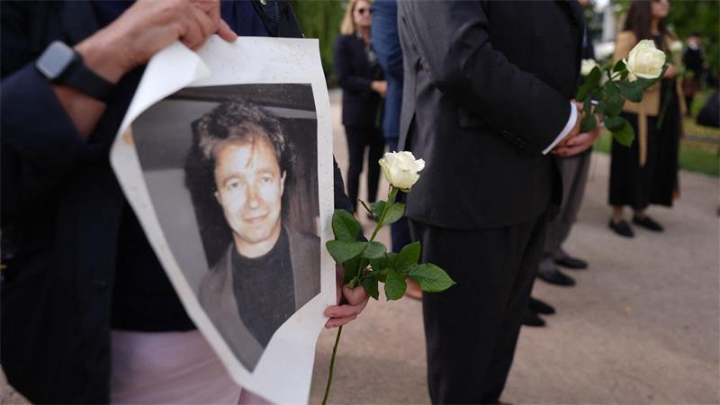 Grote bei 9/11-Gedenken: Jeder Extremismus führt zu Gewalt Eine Teilnehmerin der Gedenkveranstaltung zeigt ein Foto ihres Bruders, der am 11. September 2001 im World Trade Center starb.